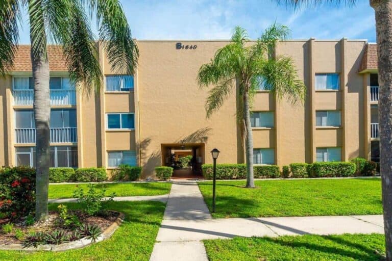 Glen Oaks Garden Condos in Sarasota, FL. - Exterior Building