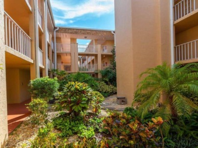 Glen Oaks Garden Condos For Sale in Sarasota, FL.