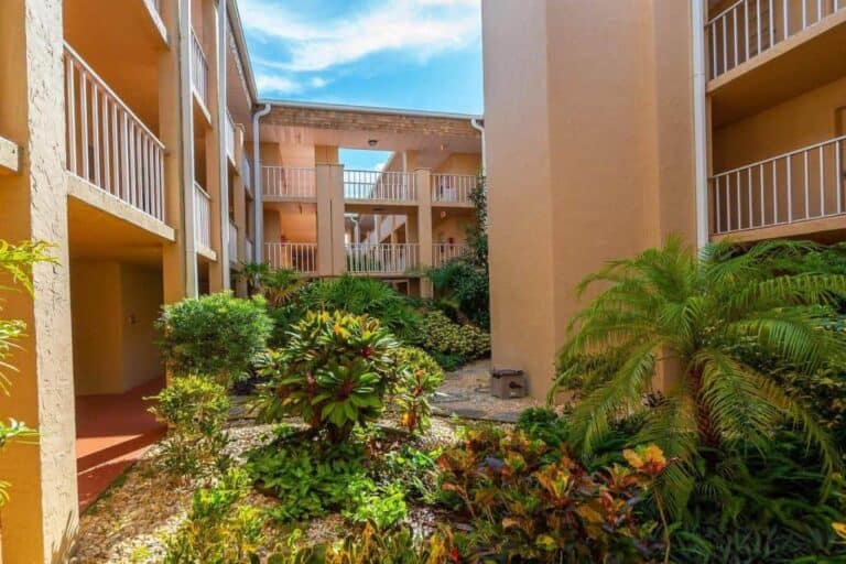 Glen Oaks Garden Condos For Sale in Sarasota, FL.
