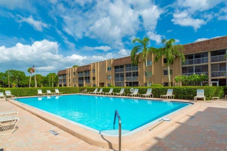Glen Oaks Garden Condos in Sarasota, FL. - Pool