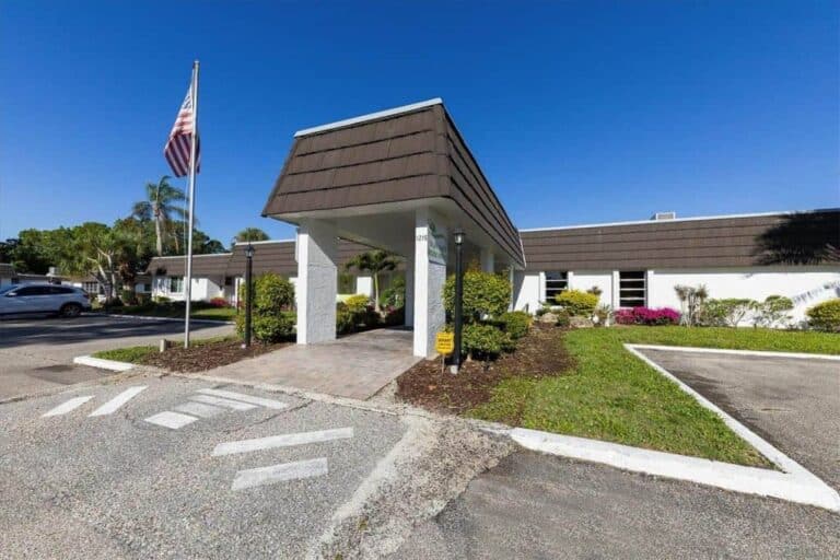 Glen Oaks Ridge Condos in Sarasota, FL. - Clubhouse
