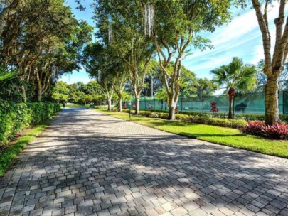 Aquarius Club Condos in Longboat Key, FL. - Driveway