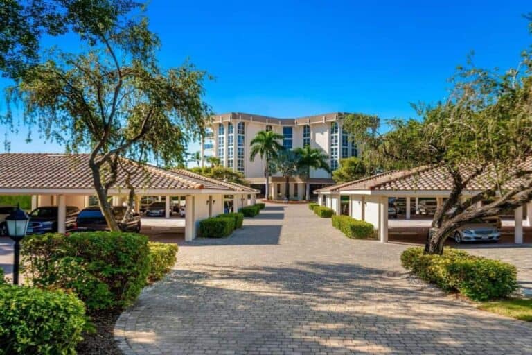 Aquarius Club Condos in Longboat Key, FL. - Building Exterior