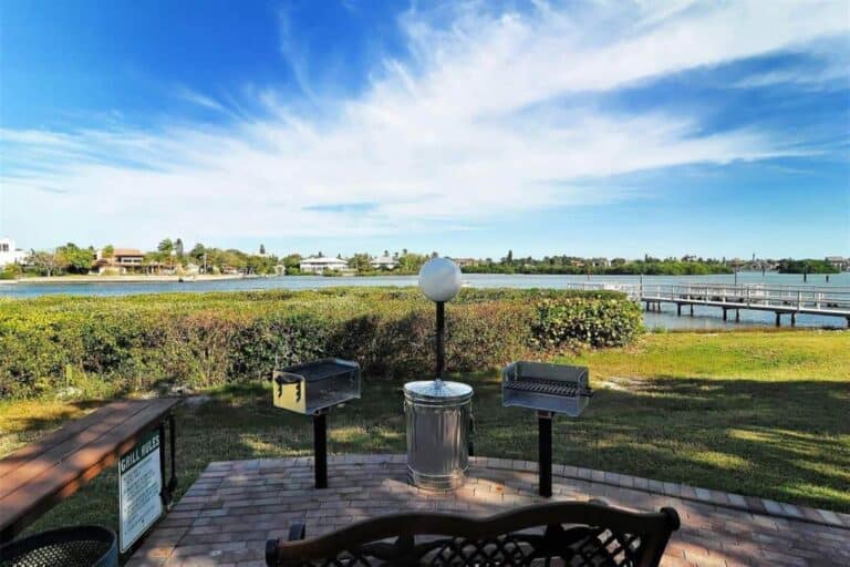 Bay Oaks Condos in Siesta Key, FL. - BBQ Grills