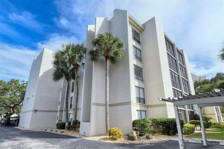 Bay Oaks Condos in Siesta Key, FL. - Building