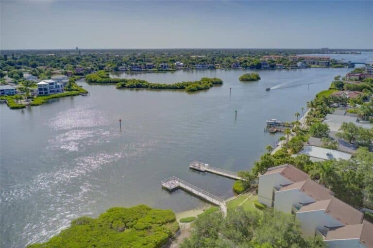 Bay Oaks Condos in Siesta Key, FL. - Bayfront