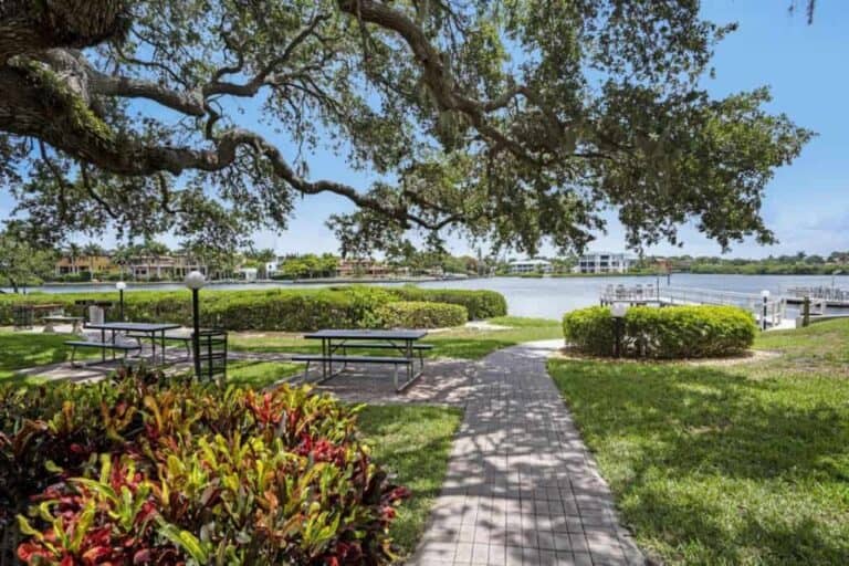 Bay Oaks Condos in Siesta Key, FL. - Grounds