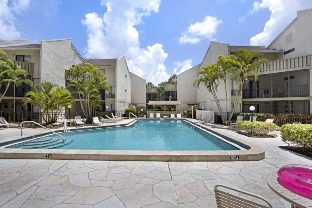 Bay Oaks Condos in Siesta Key, FL. - Pool