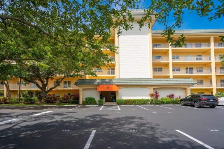 Bay Tree Club Condos in Siesta Key, FL. - Building