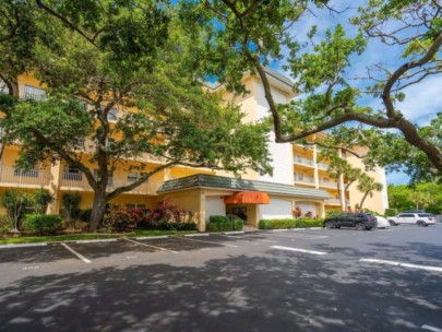 Bay Tree Club Condos in Siesta Key, FL. - Building and Grounds