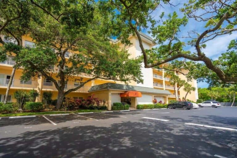 Bay Tree Club Condos in Siesta Key, FL. - Building and Grounds