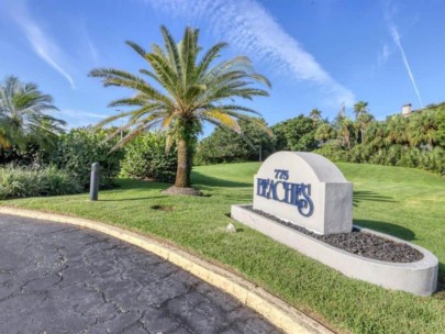 Beaches Condos in Longboat Key, FL. - Entrance Sign