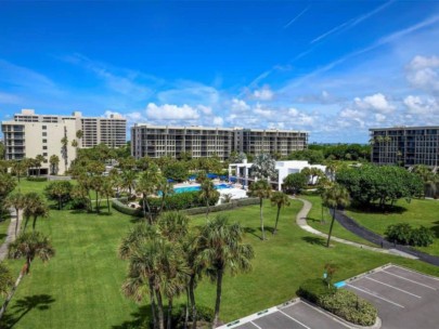 Beachplace Condos in Longboat Key, FL. - Grounds