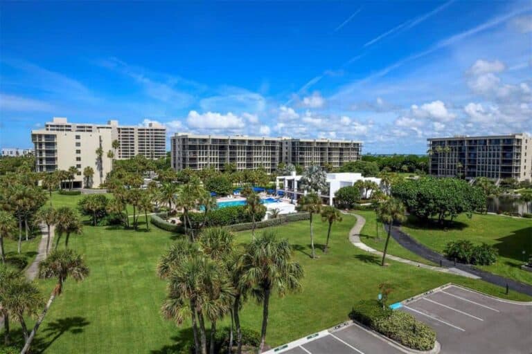 Beachplace Condos in Longboat Key, FL. - Grounds