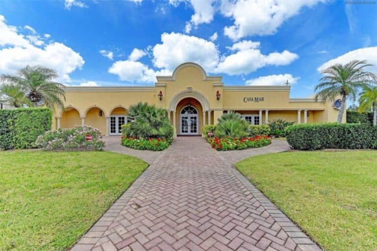 Casa Mar Condos in Siesta Key, FL. - Clubhouse