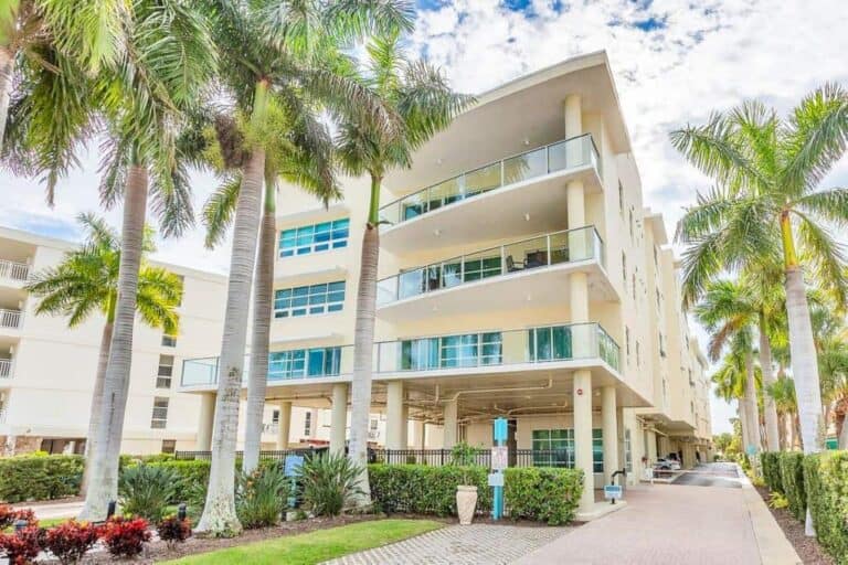 Crescent Condos in Siesta Key, FL. - Building