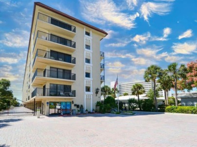 El Presidente Condos in Siesta Key, FL. - Building