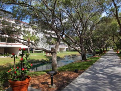 Excelsior Beach To Bay Condos in Siesta Key, FL. - Grounds