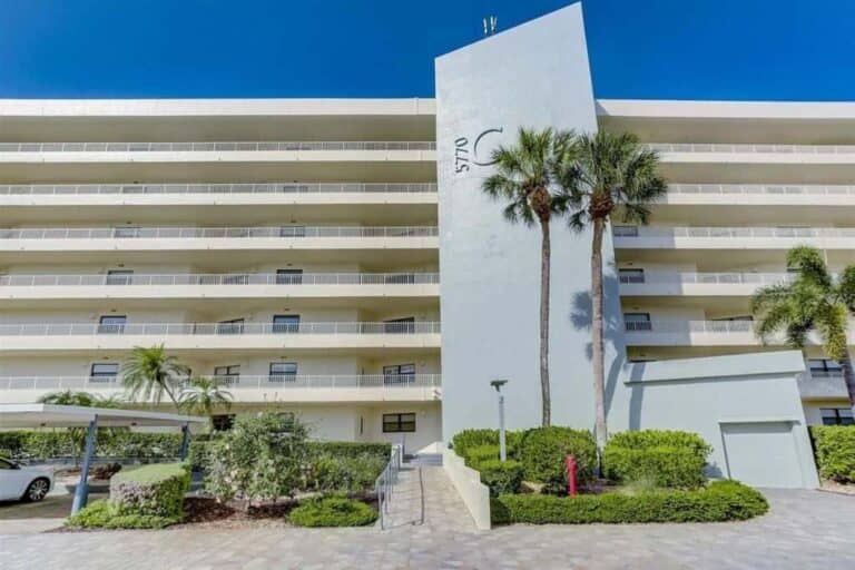 Gulf and Bay Club Condos in Siesta Key, FL. - Building