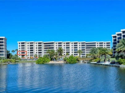 Gulf and Bay Club Condos in Siesta Key, FL. - Building