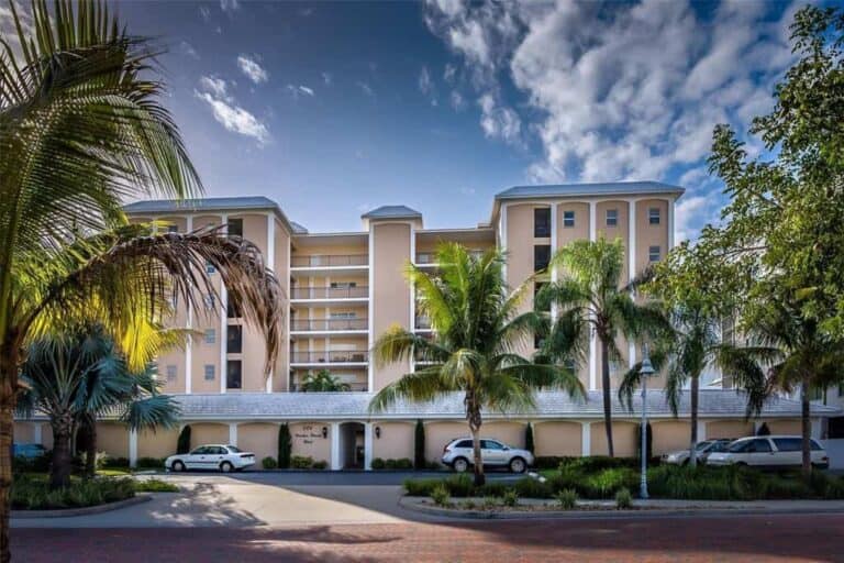 Harbor House West Condos in Sarasota, FL. - Building