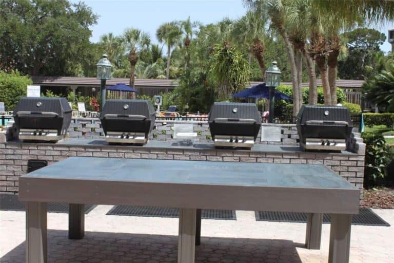 Harbor Towers Condos in Siesta Key FL. - BBQ Grills