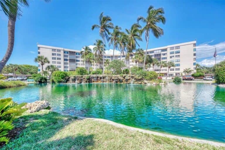 Harbor Towers Condos in Siesta Key FL. - Fountain