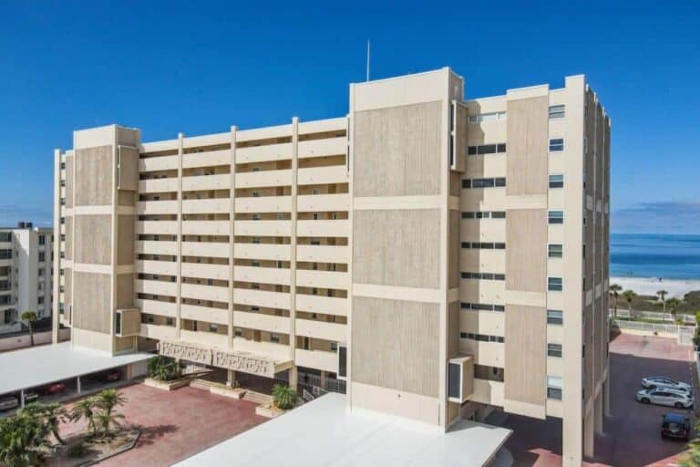 Horizons West Condos in Siesta Key, FL. - Building
