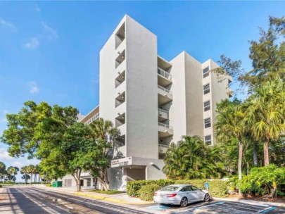 Inn on the Beach Condos in Longboat Key, FL. - Building