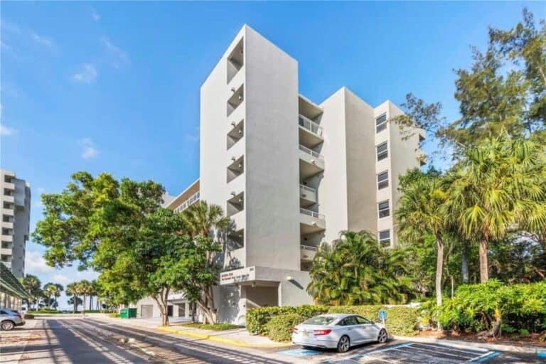 Inn on the Beach Condos in Longboat Key, FL. - Building