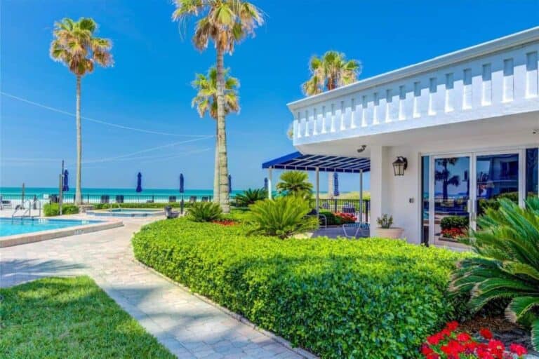 Islands West Condos in Longboat Key, FL. - Grounds