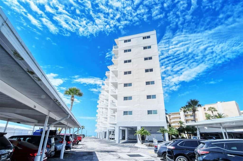 Jamaica Royale Condos in Siesta Key, FL. - Building