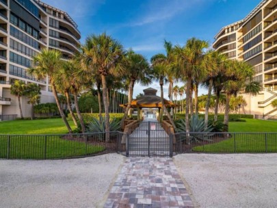 L' Ambiance Condos in Longboat Key, FL. - Grounds