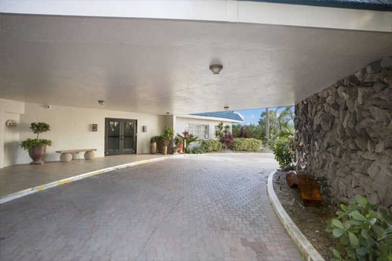 Lido Ambassador Condos in Lido Key Sarasota FL. - Covered Entrance
