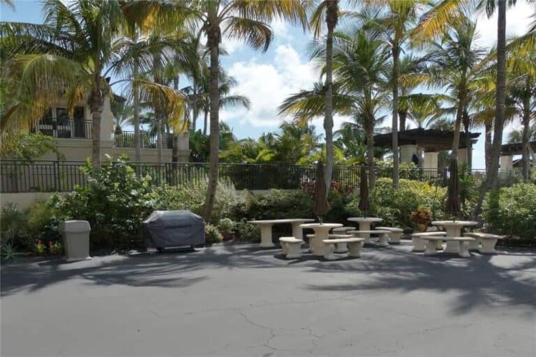Lido Beach Club Condos in Sarasota, FL - Grounds