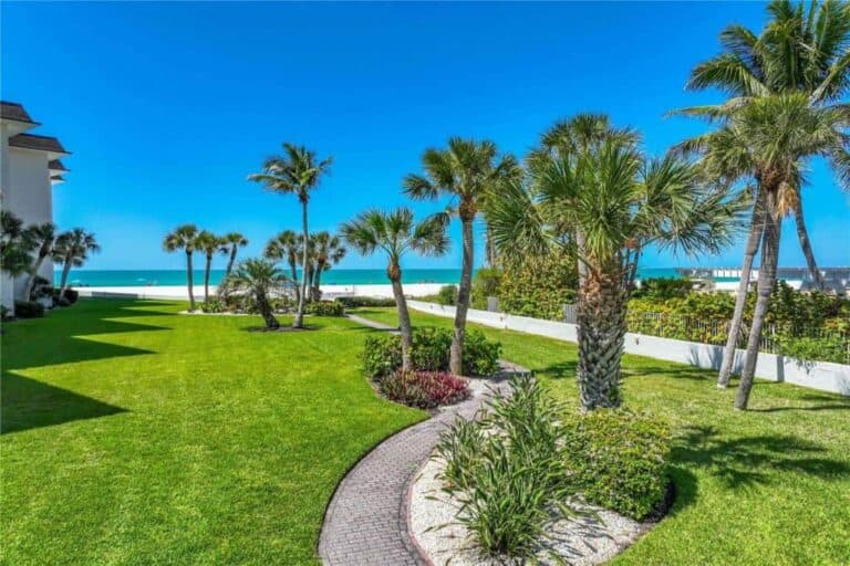 Lido Harbour South Conos in Sarasota, FL. - Grounds