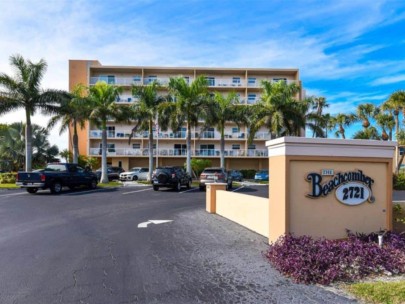 Longboat Beachcomber Condos in Longboat Key, FL. - Entrance