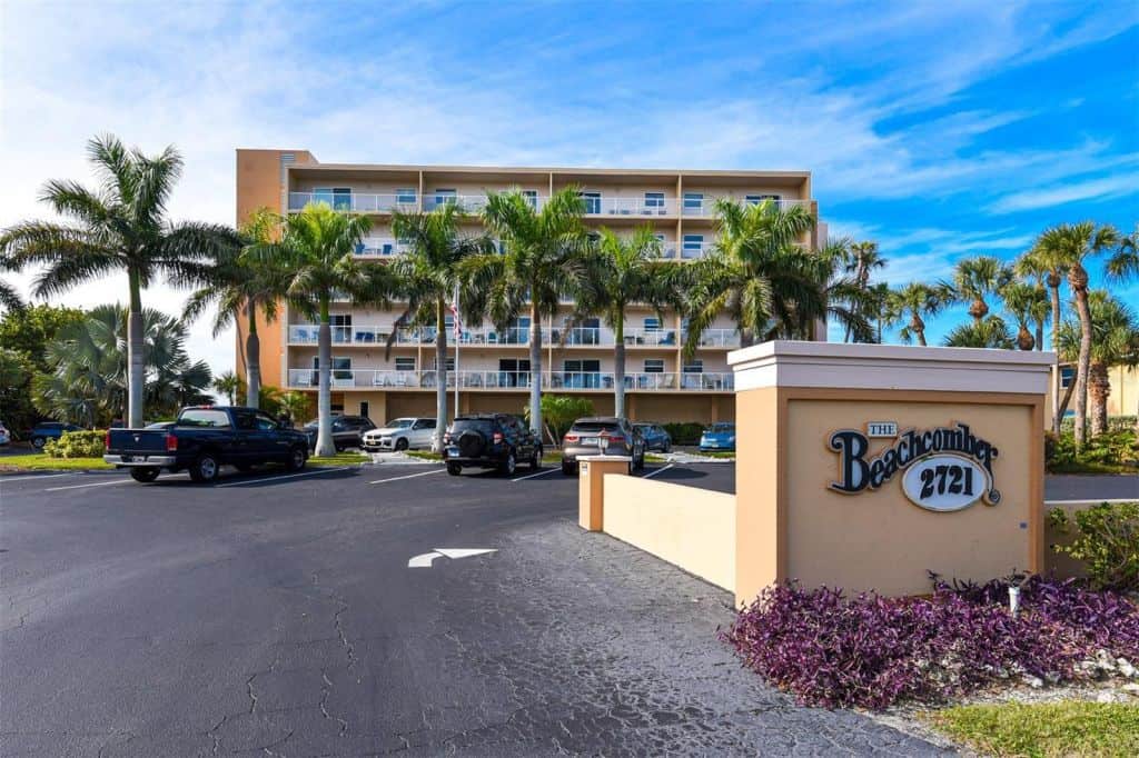 Longboat Beachcomber Condos in Longboat Key, FL. - Entrance