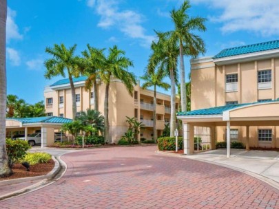 Palm Bay Club Condos in Siesta Key, FL. - Buildings