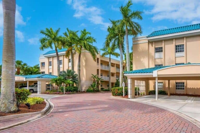 Palm Bay Club Condos in Siesta Key, FL. - Buildings