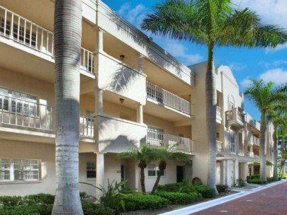 Palm Bay Club Condos in Siesta Key, FL. - Building