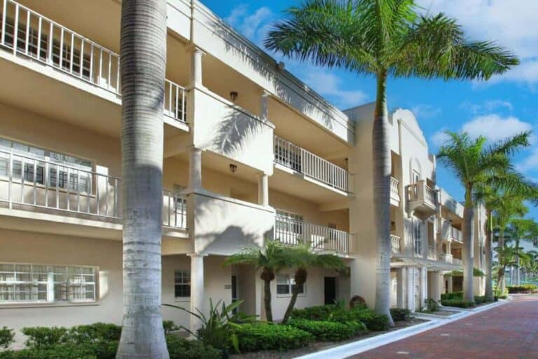 Palm Bay Club Condos in Siesta Key, FL. - Building