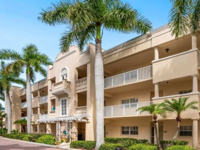 Palm Bay Club Condos in Siesta Key, FL. - Building