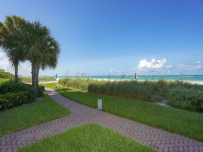 Privateer Condos in Longboat Key, FL. - Grounds