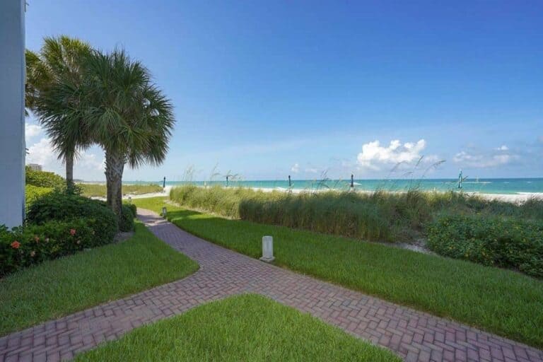 Privateer Condos in Longboat Key, FL. - Grounds