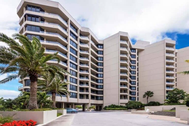 Promenade Condos in Longboat Key, FL. - Building