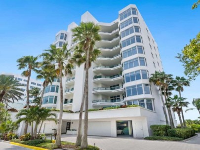 Regent Place Condos in Longboat Key, FL. - Building