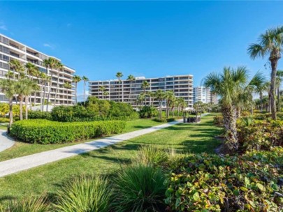 Sanctuary Condos in Longboat Key, FL. - Grounds