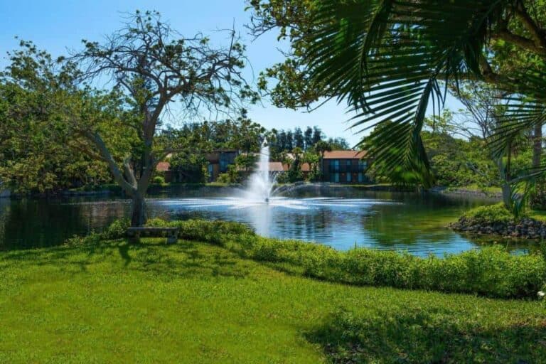 Sandy Cove Condos in Siesta Key, FL. - Grounds