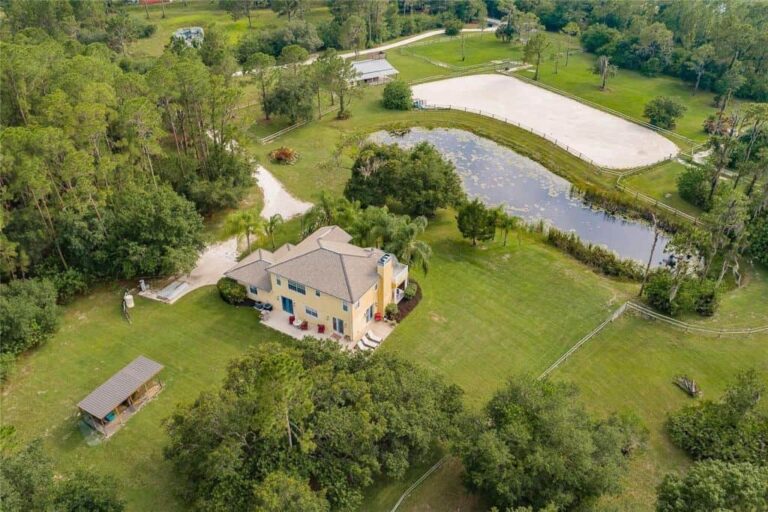 Sarasota FL. Equestrian Homes - Horse Barn